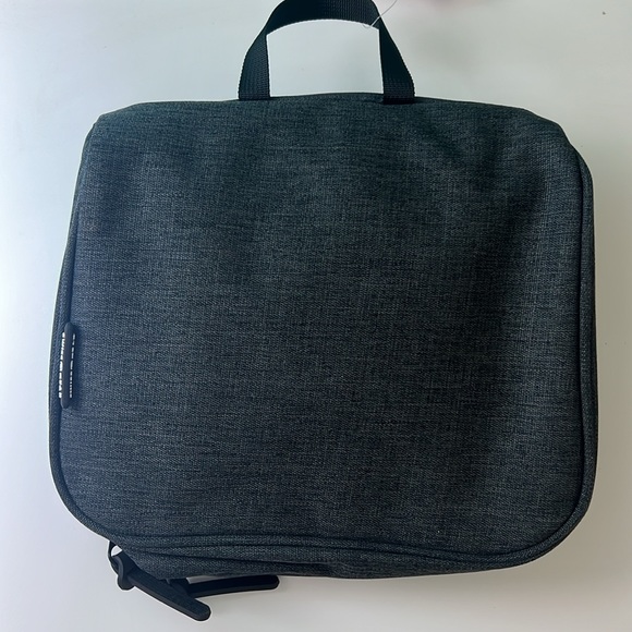 COPY - SwissGear Toiletry Tech Kit. NWT - Picture 2 of 10